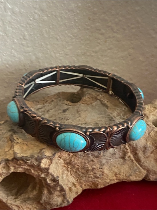 Vintage Jewelry - 5/$10❤️❤️❤️Vintage Coppertoned Alloy & Howlite Stones Stretch Bracelet
